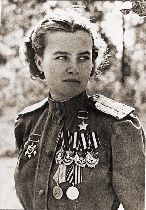 Natalya Fyodorovna Meklin (1922–2005) was a much decorated World War II combat pilot in one of the three women-only Soviet air regiments. They were nicknamed the 'Night Witches' by their German opponents. In 1940 she joined the glider school at the Kiev Young Pioneer Palace. When she was 19, in 1942 she joined the Night Witches, piloting a Polikarpov Po-2 light bomber, and by the end of the war had flown 980 night missions. Thomas Carlyle, Night Witches, Historia Universal, Interesting History, Great Women, Military Uniform, Soviet Union, Women In History, Military History