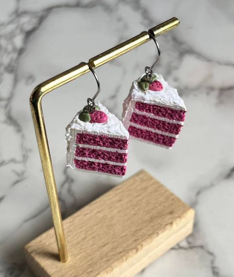 Strawberry Cake Polymer Clay Earrings | Felt Cake Polymer Clay, Cake Earrings, Clay Cake, Polymer Clay Cake, Quirky Earrings, Food Earrings, Clay Food, Polymer Clay Charms, Strawberry Cake