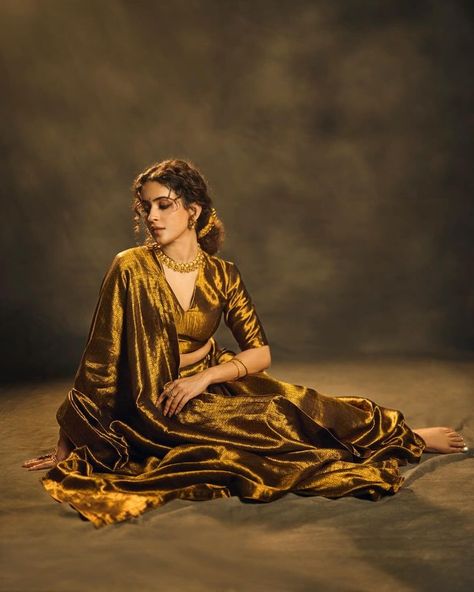 SanyaM (@sanyamalhotra_) • Instagram photos and videos Vintage Indian Fashion, Golden Saree, Sanya Malhotra, Raw Mango, Retro Looks, Golden Dress, Saree Poses, Desi Fashion Casual, Indian Photoshoot