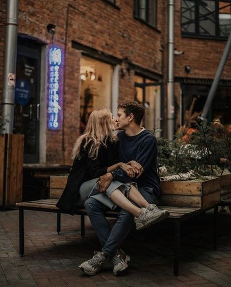 Casual Engagement Pictures City, Old Town Photoshoot Ideas, Lovestory Street, Urban Couple Photoshoot, City Couples Photography, Couples City, Wedding Fotos, Nyc Photoshoot, Rare Features