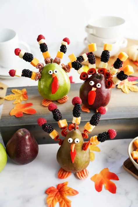 Thanksgiving Table Idea: Turkey Animal Pears - The Produce Moms Turkey Animal, Football Cake Pops, Pear Desserts, Turkey Desserts, Fruit Turkey, Thanksgiving Fruit, Thanksgiving Snacks, Thanksgiving Food Sides, Pear Dessert