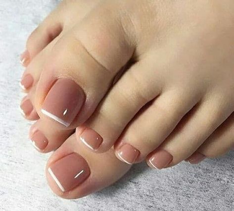 El manicura es un infaltable para todas, pero los diseños de uñas para pies también deberían serlo porque, hacen lucir los pies y el calzado de verano mucho más lindos. Los pies son lo que nos mantiene sobre la tierra, pisando fuerte y dando los pasos que nos llevarán a alcanzar todos nuestros sueños y metas. ¿Por qué no darles el cariño que se merecen con pedicuras de spa y diseños lindísimo para las uñas de nuestros pies? Cute Acrylic Toenail Designs, Short Pedicure Toenails, Short Nail Pedicure, Cute Feet Nails Toenails, Feet Nail Design Ideas, Simple Pedicure Ideas Toenails, Nail Feet Color, Toe Art Designs Toenails, Feet Pedicure Nails