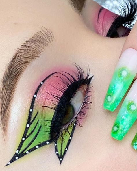 Pink Eyeshadow Looks With Eyeliner, Green And Pink Makeup Ideas, Pink Green Makeup Looks, Fairy Makeup Pink And Green, Green Pink Eye Makeup, Pink Green Eye Makeup, Green Creative Makeup, Easy Butterfly Eye Makeup, Green Pink Eyeshadow