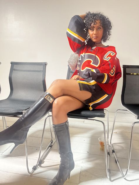 Jersey Outfit With Heels, Jersey And Boots Outfit, Jersey Streetwear Outfit, Jersey Top Outfit, 90s Tomboy, Jersey Streetwear, Fun Fits, Dior Heels, Oversized Jersey