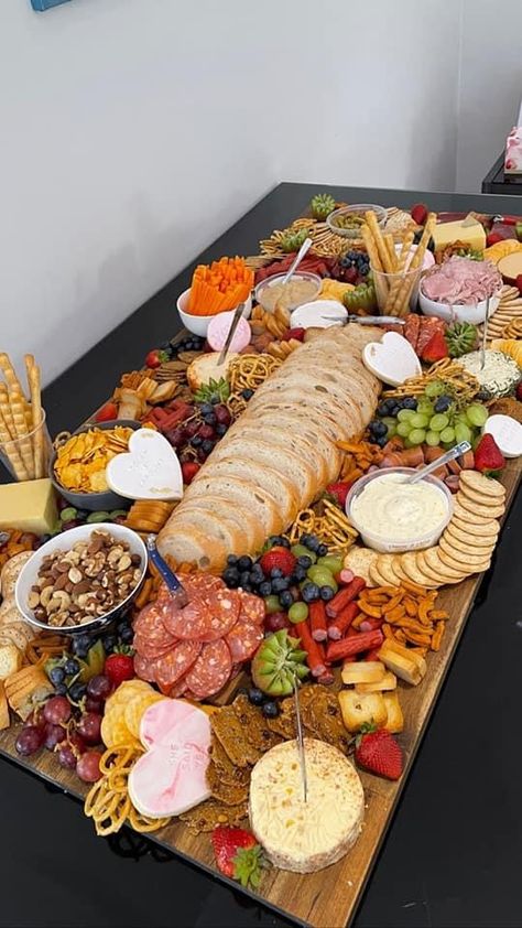 Food Platters Savoury, Charcuterie Sandwich Board, Charcuterie Board Gender Reveal, Deli Platter Ideas, Engagement Party Charcuterie Board, Gender Reveal Charcuterie Board Ideas, Savoury Charcuterie Board, Charcuterie Board Savory, Gender Reveal Charcuterie Board