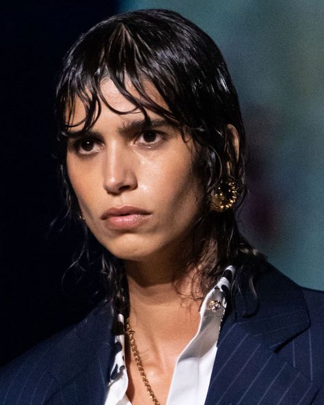 Wet hair looks were seen on several of the Milan Fashion Week Spring 2021 runways, and they’re the perfect complement to dewy, Dolphin Skin. Wet Hair Bangs, Wet Short Hairstyles, Wet Hair Look With Bangs, Slick Wet Hair Look, Wet Hair Reference, Wet Hair Look Short, Wet Hair Effect, Short Wet Hair, Hair Wet Look