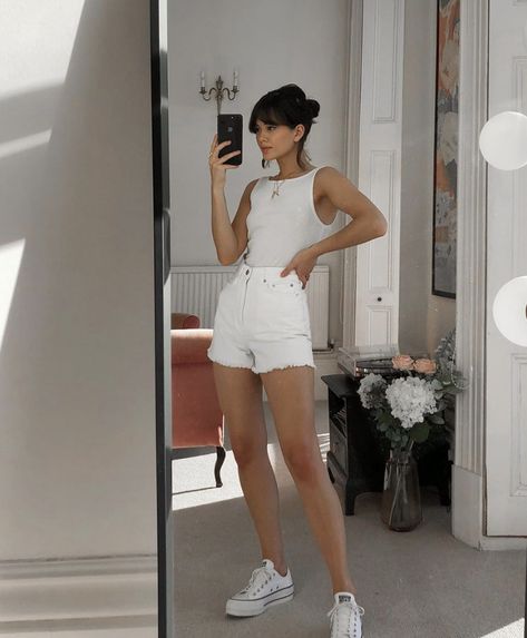 Looks Com Short, White Shorts Outfit, Outfit Ideas September, Italian Summer Outfits, Total White, Clothing Outfit Ideas, Look Short, Italian Summer, Mood Board Fashion