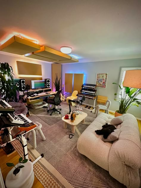 Cozy Music Studio, Music Room Ideas Home Studio, Music Studio Interior Design, Music Studio Interior, Bedroom Recording Studio, Studio Interior Design Ideas, Music Studio Bedroom, Music Studio Setup, Home Music Studio Ideas