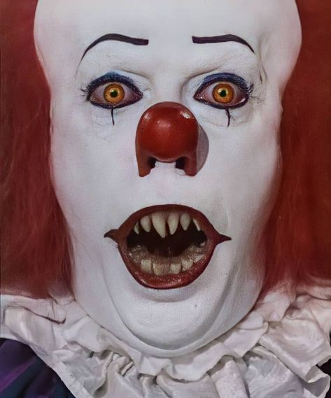 Pennywise 1990 Tim Curry, Tim Curry It, Tim Curry Pennywise, Pennywise 1990, Creepy Clown Pictures, Cinema Theme, Terror Movies, Tim Curry, Animal Crossing Funny