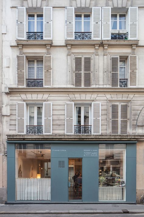 Photography © Cyrille Weiner. Shop Facade, Building Front, White Wall Decor, Architectural Practice, Paris Restaurants, Paris Street, Store Front, Bastille, Italian Restaurant