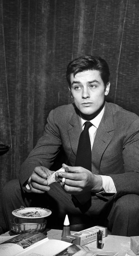 Hollywood Men, Alain Delon, Old Money Style, Old Money Aesthetic, Hollywood Actor, White Photo, Poses For Men, Pretty Men, Classic Hollywood