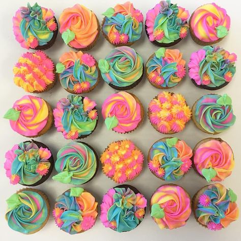 luau cupcakes 🌺🌴🌸🌿 | Instagram Laua Party Ideas, Luau Party Cupcakes, Luau Cupcakes, Tropical Cupcakes, 100th Birthday Party, Luau Theme, Sweet Like Candy, Valentines Cupcakes, Themed Desserts