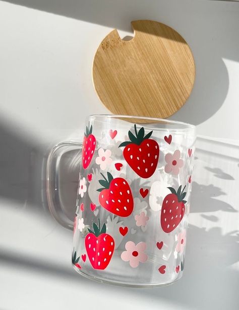 diverseaesthetic | VSCO Mug Painting Ideas Strawberry, Painted Wine Glasses Strawberries, Glass Mug Design Ideas, Paint Cups Ideas, Cute Painted Cups, Cup Painting Designs Mug Ideas, Cute Painted Glasses, Strawberry Painted Wine Glasses, Wine Glasses Decorating Ideas