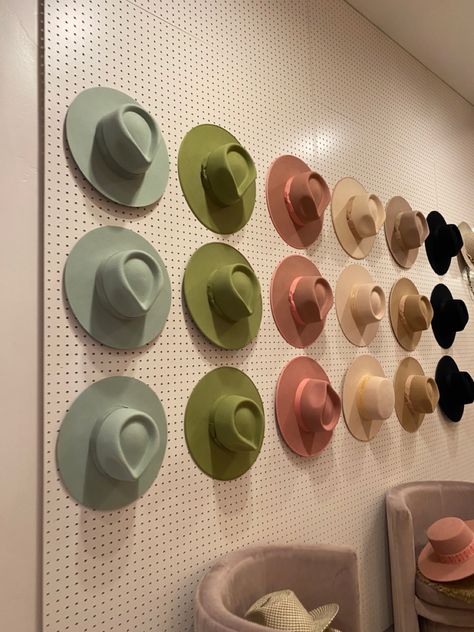 Farmers Market Hat Display, Hat Boutique Display, Hat Store Display Retail Design, Hat Retail Display, Hat Display Ideas Wall Retail, Hat Pop Up Shop, Wall Hat Display, Hat Shop Display, Hat Vendor Booth Display