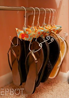 Organize those sandles!  Get a coat hanger, cut the ends and curl up... Sandals holder! Flip Flop Hanger, Tricia Guild, Shoe Hanger, Astuces Diy, Wire Hangers, Closet Ideas, Spare Room, Decor Rustic, Household Hacks