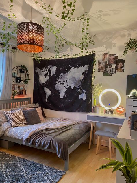 Tapestry With Vines And Lights, Cute Room Tapestry, Room With Tapestry And Vines, Wall Tapestry Aesthetic, Room Decor Bedroom Tapestry, Cute Tapestries Bedrooms, Tapestry And Vines Bedroom, Where To Put Vines In Your Room, Tapestry Aesthetic Bedroom