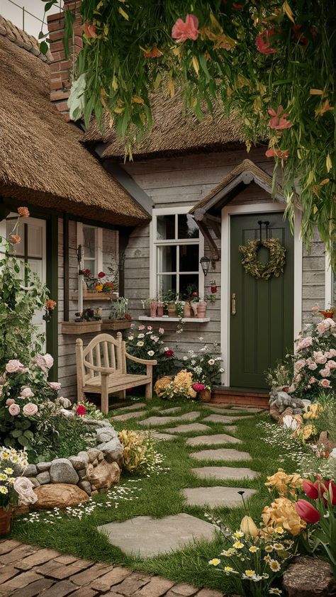 Check out the top 15 small front yard landscape ideas that promise maximum impact and elevate your home's curb appeal. Cottage Aesthetic, Dream Life House, Casa Country, Casa Vintage, Dream Cottage, Cute House, Dream House Exterior, Garden Cottage, Pretty House