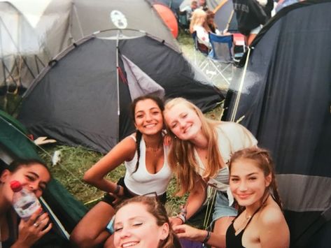 disposables💟 Reading Festival Aesthetic, Disposable Film Camera, Festival Friends, Leeds Festival, Friendship Pictures, Festival Aesthetic, Photography Tricks, Reading Festival, Festival Summer