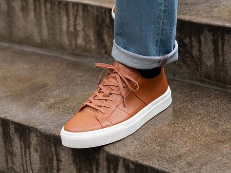 Brown Sneakers Outfit Men, Brown Sneakers Outfit, Leather Sneakers Outfit, Mens Smart Casual Shoes, Casual Look For Men, Dressy Sneakers, Brown Trainers, Brown Leather Sneakers, Semi Formal Shoes