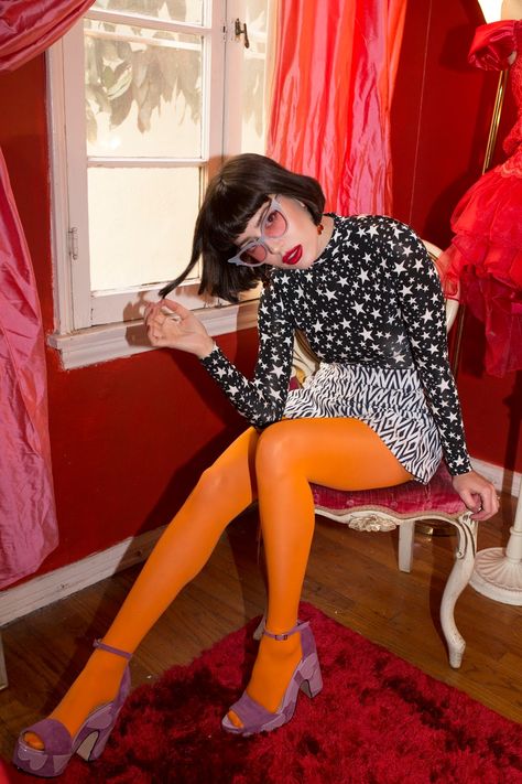 Orange Tights, Colored Tights Outfit, Tights Outfits, Colored Tights, Quirky Fashion, Looks Street Style, Tights Outfit, Fashion Editorial, Mode Vintage