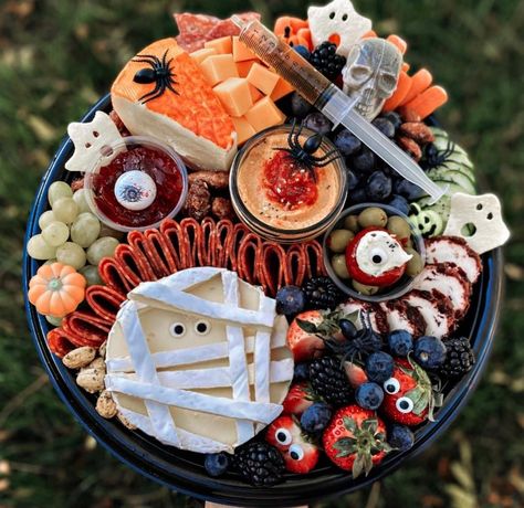 Mummy Brie, Fancy Snacks, Halloween Platter, Halloween Cocktail Party, Halloween Board, Bolo Minnie, Spooky Food, Halloween Party Dinner, Fun Halloween Food