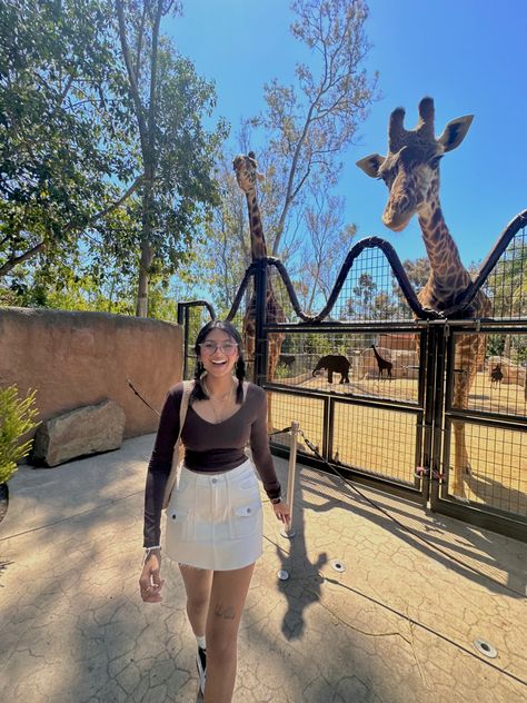 san diego zoo 💗💋🧸🍹 San Diego Vibes Outfits, Outfits For The Zoo Spring, Sand Diego Outfits, Zoo Ootd Outfits, Outfit Zoo Date, Zoo Trip Outfit, Zoo Photoshoot Ideas, San Diego Spring Outfits, Zoo Outfit Winter