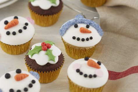 How to Make Christmas Pudding Cupcakes #baking #christmas Traditional Christmas Pudding, Penguin Cupcakes, Watermelon Cupcakes, Christmas Cupcakes Recipes, Reindeer Cakes, Pudding Cupcakes, Turkey Cupcakes, Pudding Cup, How To Make Cupcakes