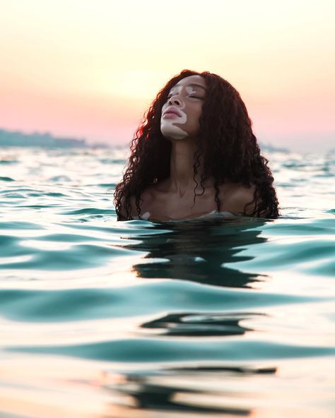 246.7k Likes, 1,308 Comments - ♔Winnie Harlow♔ (@winnieharlow) on Instagram: “Have you finally found the one you’ve given your heart to Only to to find that one won’t give…” Water Photography, Winnie Model, Water Shoot, Girl In Water, Winnie Harlow, Photoshoot Themes, Fitness Health, In Water, How To Feel Beautiful