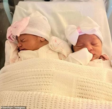 Twins Baby Girl, Twin Girl, Twins Hospital Pictures, Twin Babies Girls, Move In With Boyfriend, Newborn Twins Hospital, Newborn Twins Boy And Girl, Twin Baby Girls Aesthetic, Beyonce Pregnant Twins