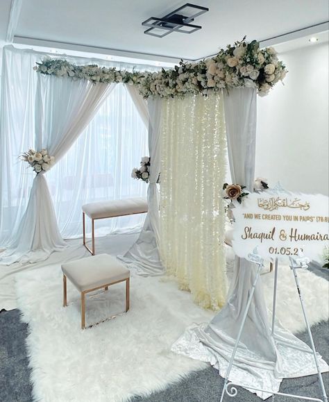 Nikkah Set Up At Home, Intimate Nikkah Ideas, Mosque Nikkah Decor, Intimate Nikkah Decor, Nikkah Setting, Nikah Stage Decoration, Nikkah Decor At Home Pakistani, Nikkah Curtain, Pakistani Nikah Decoration