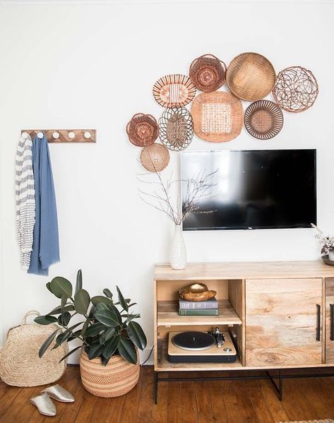 Hidden TV ideas: Check out this inspirational roundup of ideas to help you elegantly decorate around your TV with art, accent walls and other ideas. #["Eye-Candy", "Inspiration", "wall art", "tv", "decorating", "living room", "entertainment-cabinet", "entertainment", "television", "disguise", "camoflage", "DIY", "How-To", "decor", "Curbly-Original", "Roundup", "design"] Hidden Tv Ideas, Decor Around Tv, Tv Ideas, Hidden Tv, Living Tv, Tv Wall Decor, Basket Wall Decor, Tv Wall Design, Tv Decor