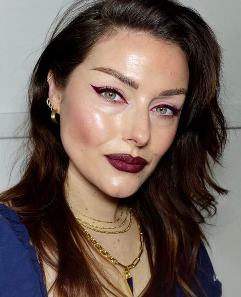 Katie Jane Hughes dark raspberry lipstick and eyeliner makeup look Easy Christmas Makeup Looks, Fun Makeup Ideas Colorful, Makeup Looks With Glitter, Makeup Looks Night, Eye Makeup Euphoria, Easy Christmas Makeup, Euphoria Eye Makeup, Maddy Euphoria Makeup, Bright Eyeshadow Looks