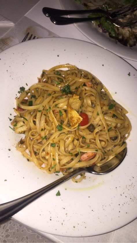 Spaghetti with shrimps Spaghetti Snapchat Story, Spaghetti Snapchat, Prawn Spaghetti, Bff Night, Pasta Aesthetic, Rauch Fotografie, Sweet Cafe, Blondies Recipe, Snapchat Story