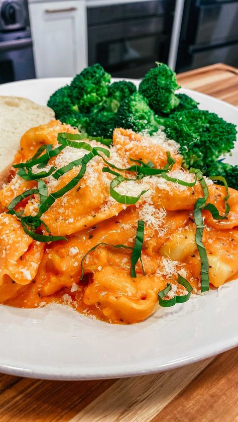 Erin O'Brien | Lifestyle Blog (@erinnobrienn) posted on Instagram • Mar 31, 2022 at 2:59am UTC Erin O’brien, Erin O'brien, Tortellini And Broccoli, Creamy Tomato Basil Pasta, Spiced Nice, Pasta Tortellini, Tomato Basil Pasta, Basil Pasta, Pasta Night