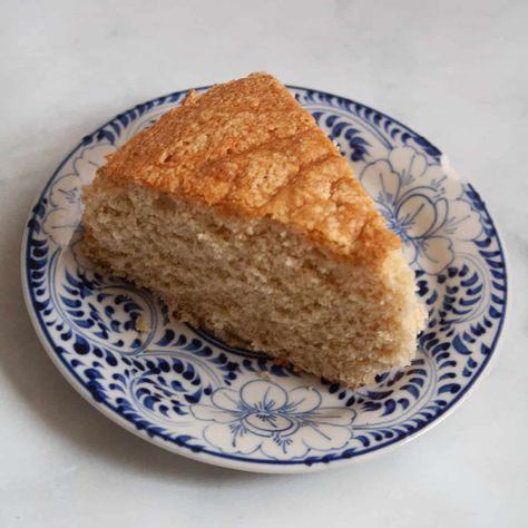 This light and fluffy oat flour vanilla cake will become your go-to recipe for a beautifully simple single-layer cake. Oat Flour Coffee Cake, Oats Flour Recipes, Oat Flour Dessert Recipes, Oat Flour Cake Recipes, Oat Flour Cake, Delicious Vanilla Cake Recipe, Maple Syrup Cake, Gf Cake Recipe, Cake Flour Recipe