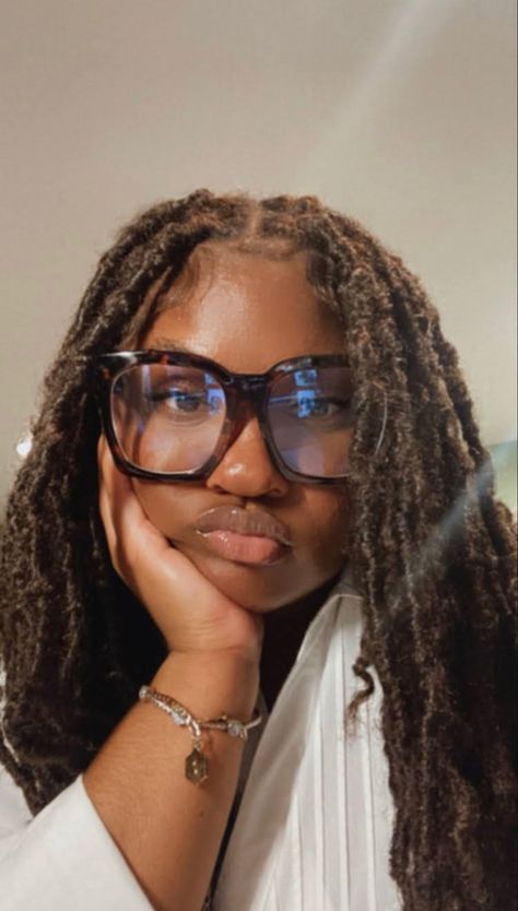 Short Brown Faux Locs, Chocolate Brown Faux Locs, Dark Brown Faux Locs, Light Brown Faux Locs, Faux Locs Brown, Brown Locs Black Women, Brown Braids For Black Women, Big Glasses Aesthetic, Brown Faux Locs