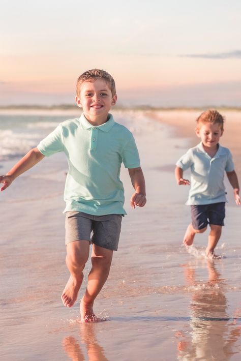 Beach Photoshoot Family, Beach Recipes, Beach Pictures Kids, Brothers Photography, Couple Funny, Beach Photography Family, Romantic Men, Family Photoshoot Poses, Sibling Photography