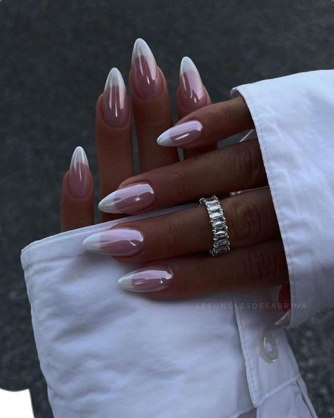 Rounded Acrylic Nails Design, Clean Girl Nails With Design, Pearly Pink Chrome Nails, Rounded Chrome Nails, Classy Round Nails Ideas, Classy Short Almond Nails Ideas, Chrome Nails Pastel, Baby Pink Chrome Nails Almond, Round Nails Chrome