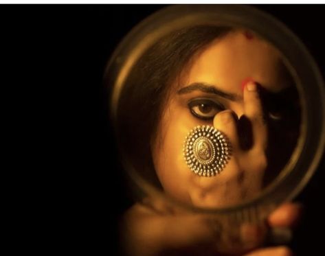 Indian Self Portrait, Hindu Women Aesthetic, Bengali Woman Aesthetic, Bengali Look Photoshoot, Bindi Aesthetic, Bengali Photography, Aesthetic Indian Photography, Bengali Photoshoot, Bengali Woman