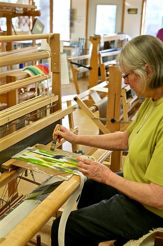 Painted Warp Weaving, Painted Warp, Textile Weaving, Basket Weaving Patterns, Heddle Loom, Weaving Projects, Old People, Weaving Patterns, Loom Weaving