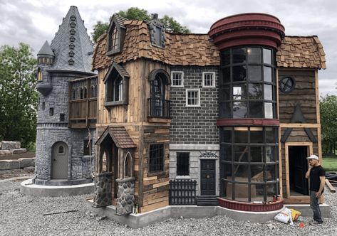 These Grandparents Built A Harry Potter Playhouse For Their Grandkids and It Is Magical Luxury Playhouses, Harry Potter Play, Wendy House, Hogwarts Castle, Play Areas, Harry Potter Books, Back Gardens, Play House, Back Garden