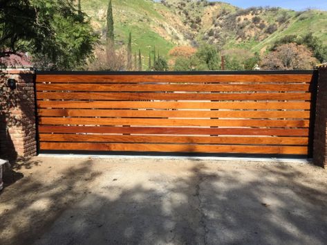 Modern Wood Driveway Gate, Rolling Wooden Gates Driveway, Front Gate Ideas For Small House, House Driveway Gate, Privacy Driveway Gate Ideas, Gate For Driveway Entrance, Electric Gates Driveways Wood, Drive Way Gate Design, Wood Gates Ideas Entrance