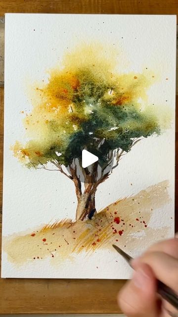 Tree In Watercolor, Trees In Watercolour, Watercolor Trees Tutorial Step By Step, Watercolour Trees Tutorials, Watercolour Inspiration Easy, Watercolor Videos Tutorial, Watercolor Art Plants, Water Colour Tree, Watercolor Trees Tutorial