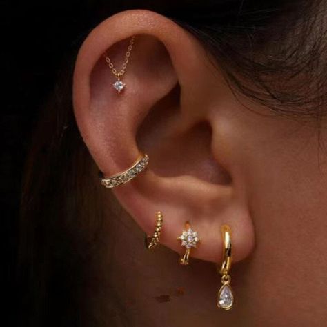 Right Ear Piercing Ideas, Women Piercings Ears, Good Ear Piercings, Ear Piercing Ideas Minimal, Best Piercing Combinations, Dainty Gold Ear Piercings, Ear Piercing Designs Classy, Ear Piercing Ideas Studs, Ear Piercing Ideas Small Ears