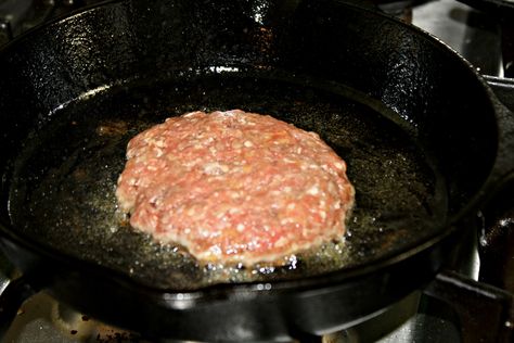 How to Pan Fry a Burger Pan Fried Hamburgers, Slow Cooker Hamburger Recipes, Hamburgers On The Stove, Cast Iron Skillet Burgers, Skillet Burgers, Stovetop Burgers, Cast Iron Burgers, Pan Burgers, Cooking Burgers