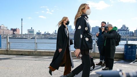 Being a summer girl and living in the sub tropics, I don't love winter but for some reason, I love the look of a good coat 😉12 Coats Vogue Editors Are Wearing to New York Fashion Week 2022 | Vogue https://www.vogue.com/article/vogue-editor-coats-fashion-week?mbid=social_twitter_vr&utm_brand=vogue&utm_social-type=owned #fashion #winter New York Fashion Week 2022, Layering With Turtlenecks, Vogue Editors, Fashion Week 2022, Vogue France, New York Fashion Week Street Style, Nyfw Street Style, Long Puffer Coat, Perfect Coat