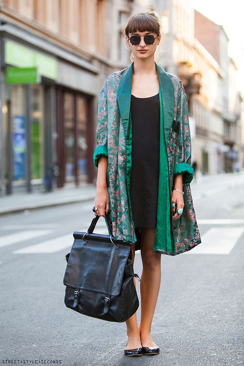 How To Wear Kimono, Strand Outfit, Look Kimono, Kimono Outfit, Walking Down The Street, Mode Vintage, Looks Style, Mode Inspiration, Kimono Fashion