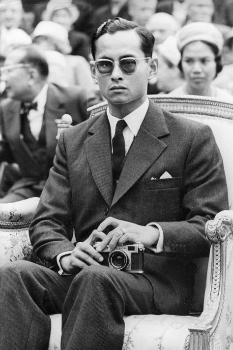 10 Things You Didn't Know About Thailand's King Bhumibol Adulyadej Old Money Photography, King Phumipol, Money Photography, King Thailand, King Bhumipol, Photography Hobby, King Pic, King Rama 9, Thai Royal Family