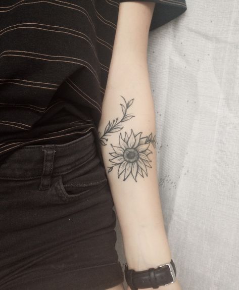 Arm Wrap Tattoo, Wrap Around Wrist Tattoos, Tattoo Sunflower, Wrap Around Tattoo, Wrap Tattoo, Tattoo Zeichnungen, Vine Tattoos, Disney Tattoo, Sunflower Tattoos