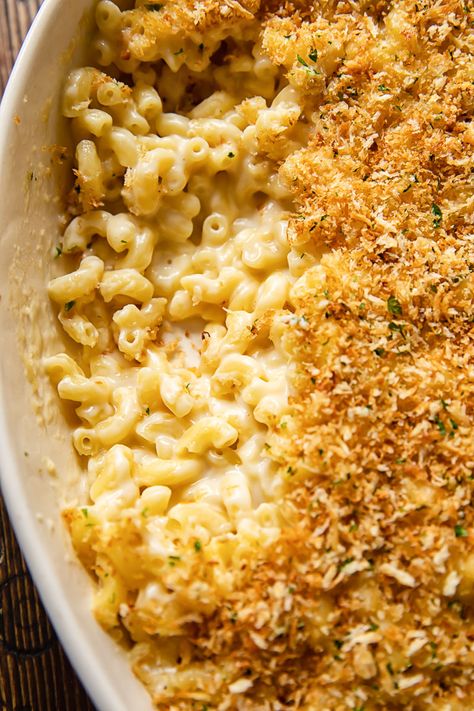 Creamy macaroni and cheese topped with crispy herb and garlic flavoured buttery breadcrumbs. Classic recipe made easy Macaroni And Cheese Bread Crumb Topping, Mac And Cheese Crispy Top, Bread Crumb Mac And Cheese Recipe, Mac And Cheese Recipe Baked Thanksgiving, Baked Mac And Cheese Bread Crumbs, Mac And Cheese Recipe With Rue, Homemade Mac And Cheese With Breadcrumbs, Breadcrumb Topping For Mac And Cheese, Mac And Cheese With Panko Topping